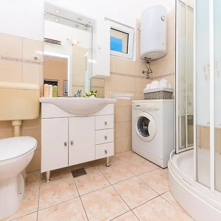 2 Bedroom Amazing In Okrug Gornji Apartment *