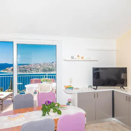 2 Bedroom Amazing In Okrug Gornji Apartment