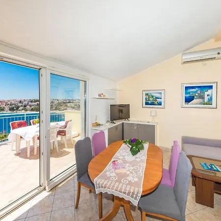 2 Bedroom Amazing In Okrug Gornji Trogir