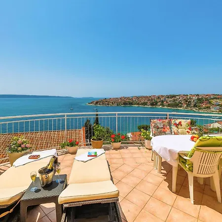 Apartment 2 Bedroom Amazing In Okrug Gornji