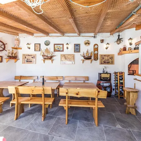 2 Bedroom Amazing In Okrug Gornji Apartment Trogir