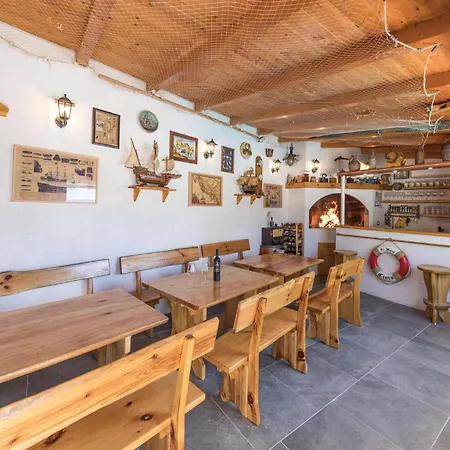 2 Bedroom Amazing In Okrug Gornji *