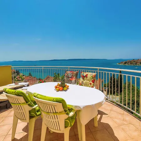 2 Bedroom Amazing In Okrug Gornji Trogir