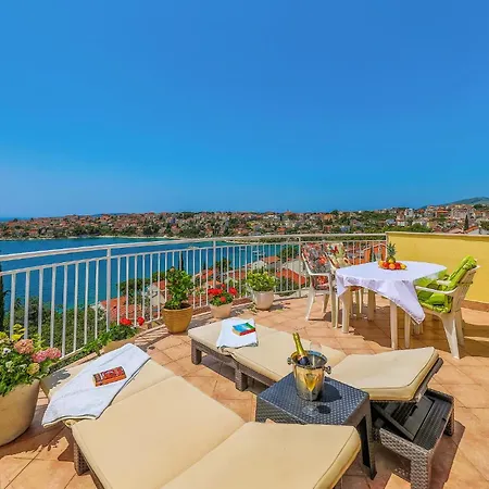 2 Bedroom Amazing In Okrug Gornji Apartment
