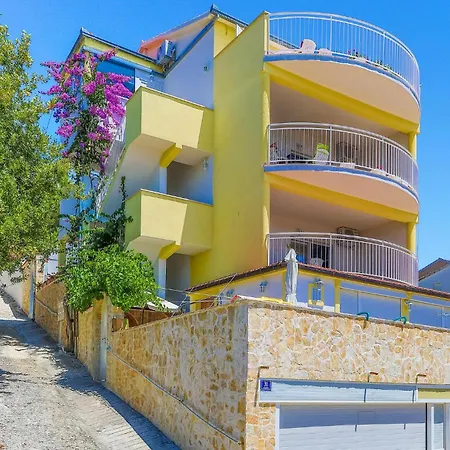 2 Bedroom Amazing In Okrug Gornji *