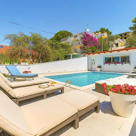 2 Bedroom Amazing In Okrug Gornji Trogir