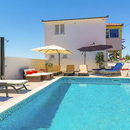 Apartment 2 Bedroom Amazing In Okrug Gornji